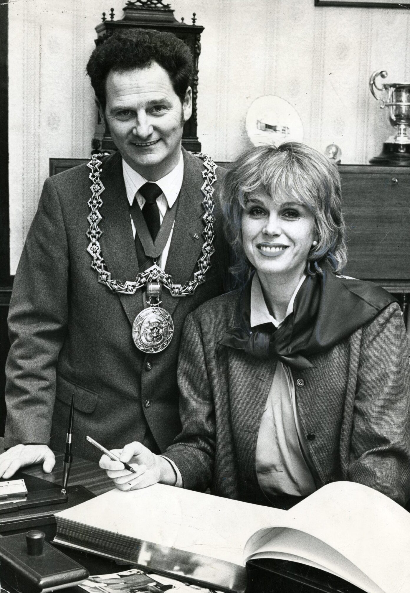 Lumley and Lord Provost Tom Mitchell as she signs the visitors book at Dundee City Chambers in 1985.